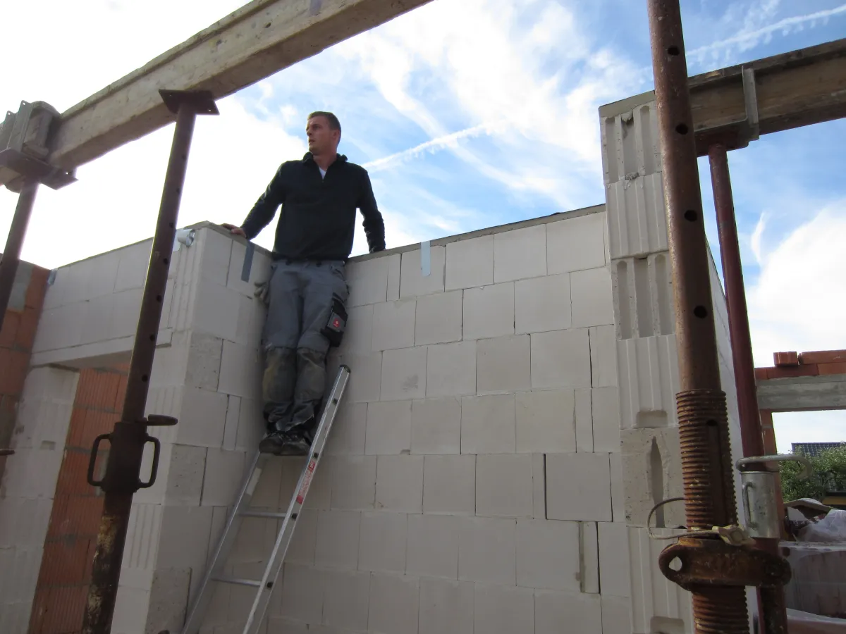 Hausbau in Wagenhoff: Alex beim Mauern